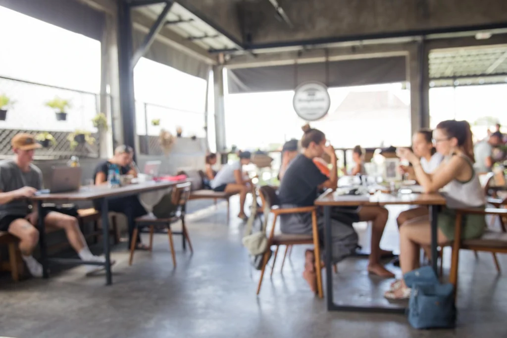 travailleurs installés dans un cafeteria d'entreprise