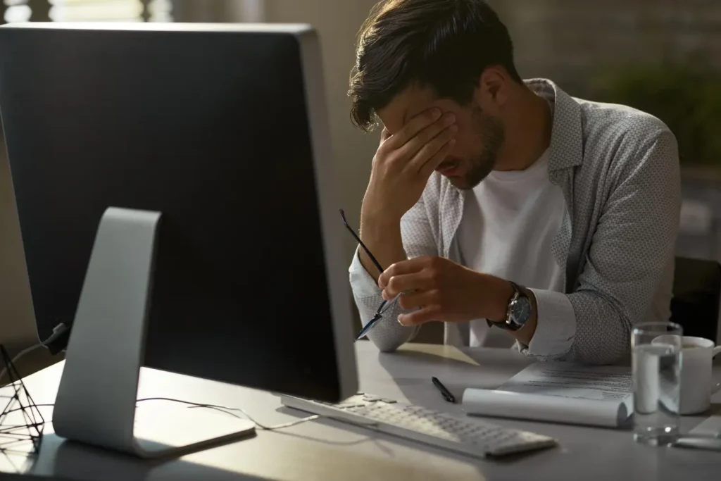 office manager en coworking fatigué par sa charge de travail